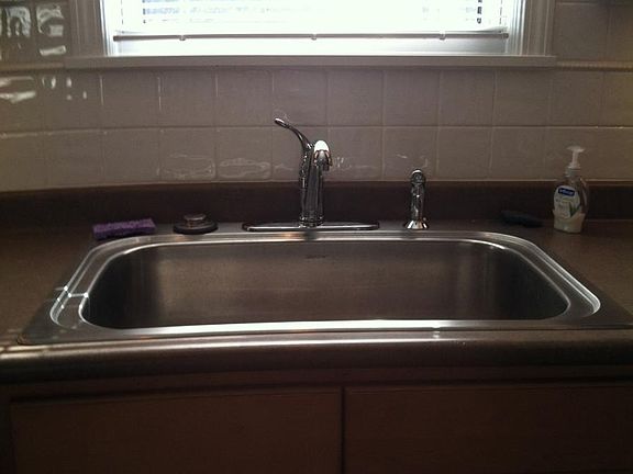 MANY WINDOWS IN RENTAL. LITE AND BRITE. LARGE BASIN WITH DI