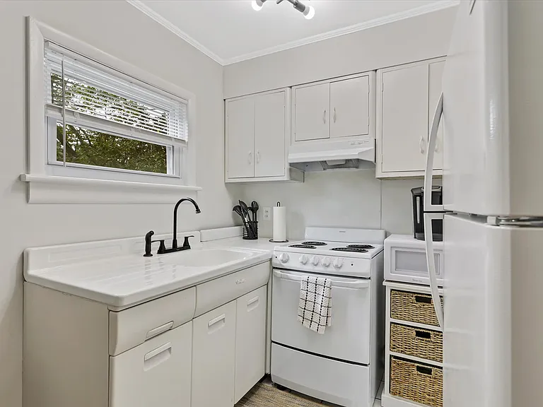 204 E 58th St — Photo 10