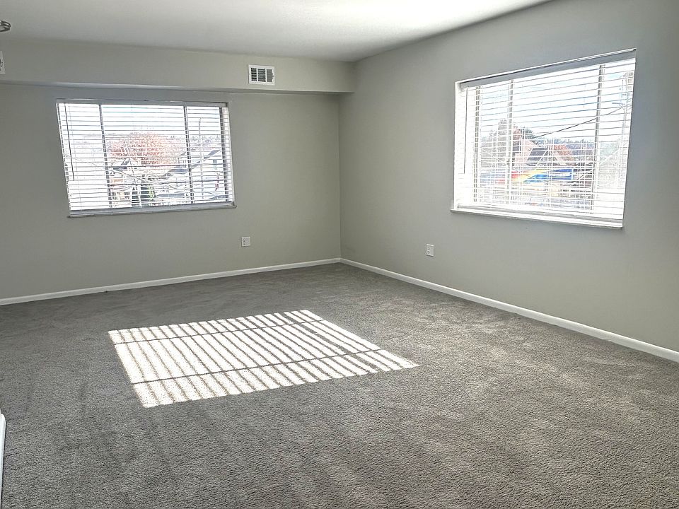 Gorgeous Sunlite and spacious living space.