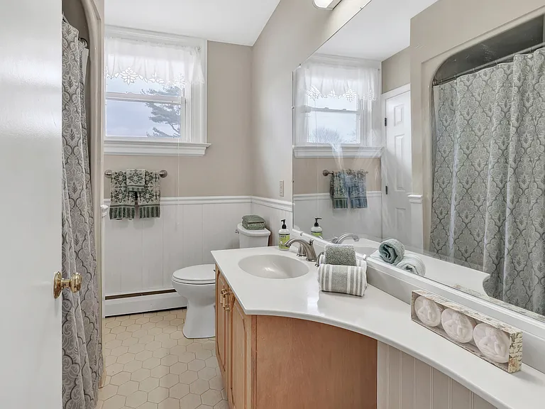 292 Coram Ave — Photo 7