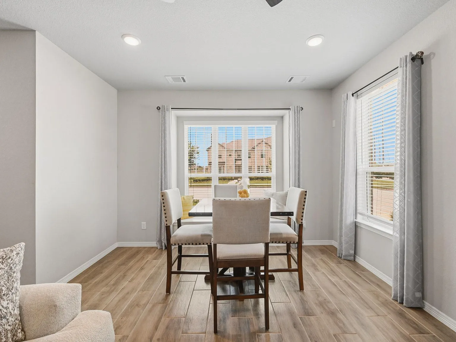 3 bed, 2.5 bath, 1689 sqft, $2,000 — Photo 2