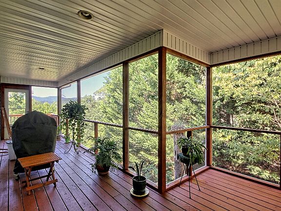 5th image of 537 Hillside Dr