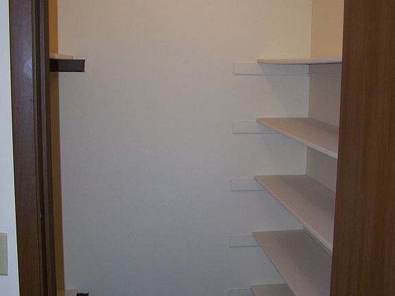 4th image of 709 Fieldstone Ct APT 11