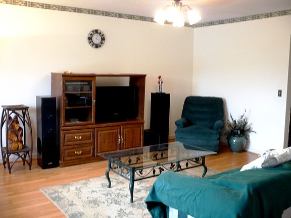 Living room w/ wood laminate