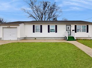 25 E Walnut St, Central Islip, NY 11722