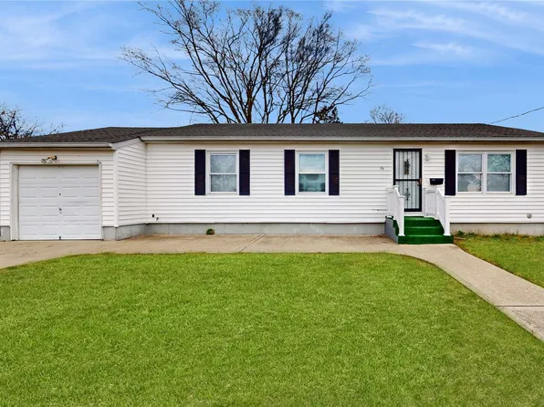 25 E Walnut Street, Central Islip, NY 11722