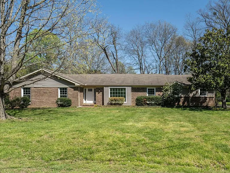 313 Abbey Ln — Photo 1