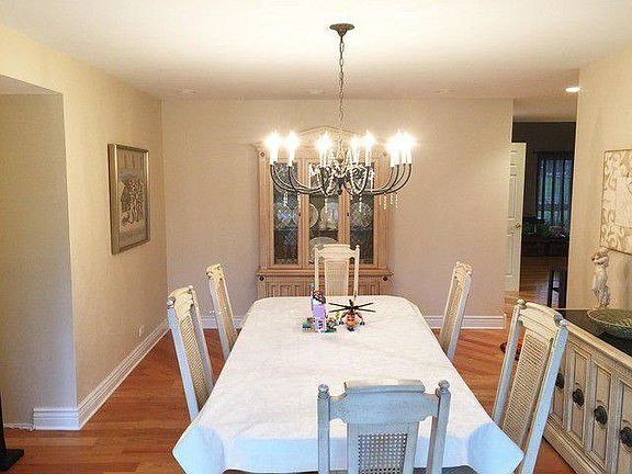 3rd image of 883 Oakhurst Ln