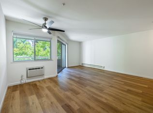 Deer Park Apartments - 95 Professional Center Pkwy, San Rafael, CA 94903