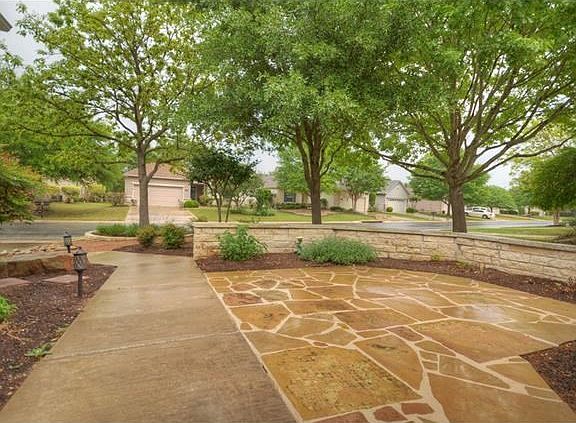 A pretty Courtyard-style entrance welcomes your guests.