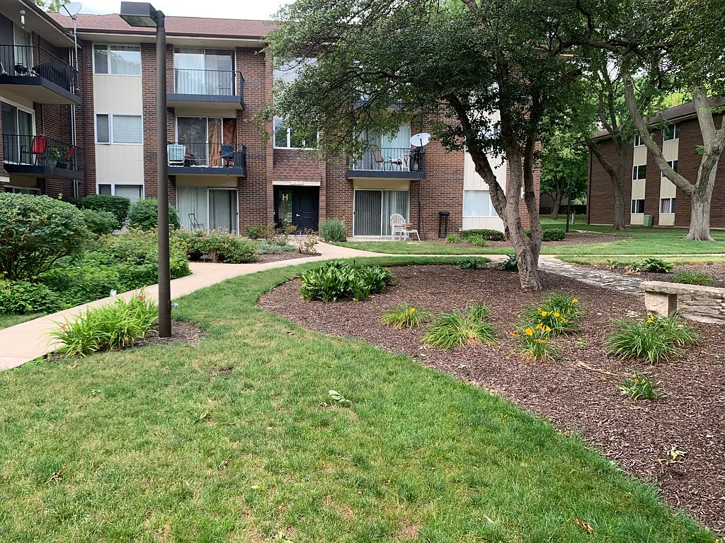 2 bed, 1.5 bath, 1047 sqft, $1,800 — Photo 1