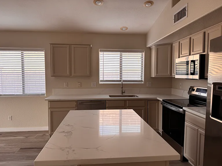 1606 W Kesler Ln — Photo 4
