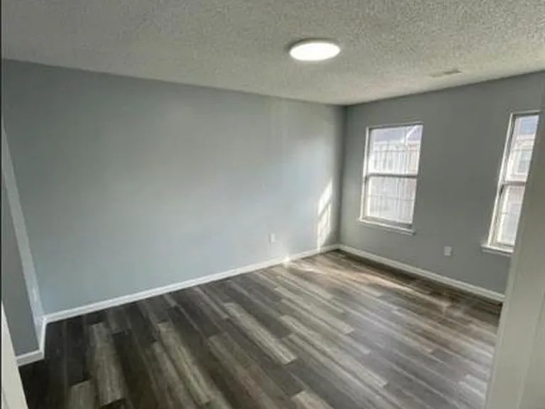 204 Darwin Ln — Photo 6