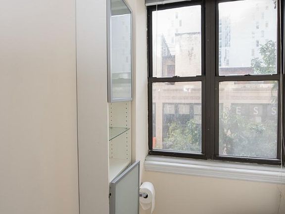 3rd image of 1939 Chestnut St #2C