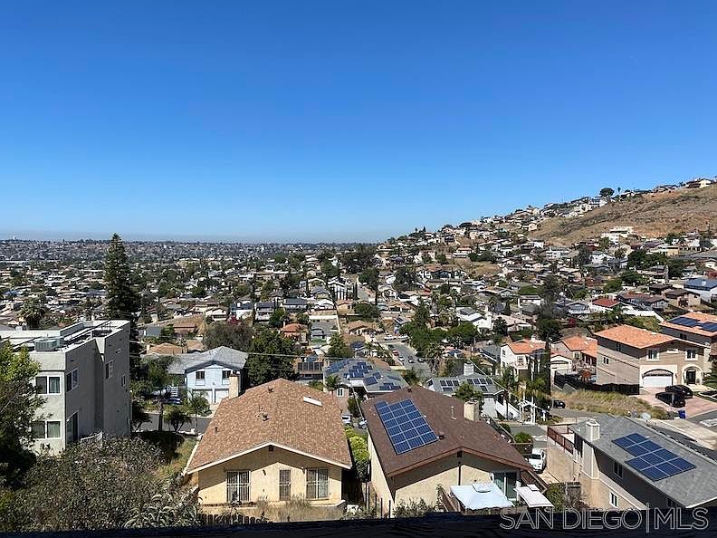 2nd image of 1118 La Mesa Ave