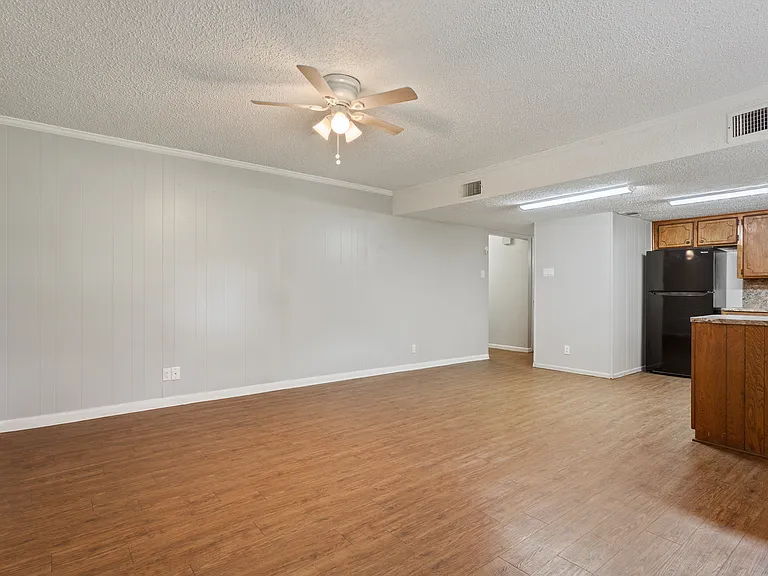 407 Crescent St — Photo 4