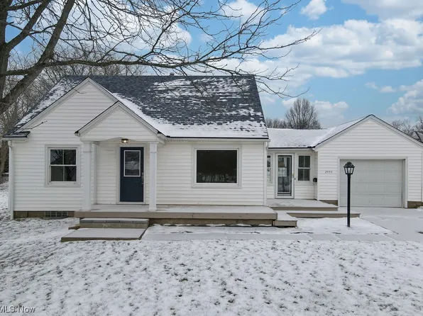 2555 Benton St, Akron, OH 44312