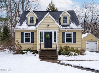 864 Saint Davids Ln, Niskayuna, NY 12309