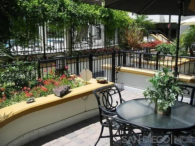 744 W Harbor Dr — Photo 10