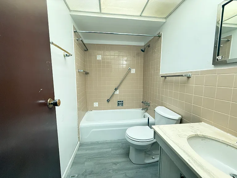 18 Regency Ct #18 — Photo 8