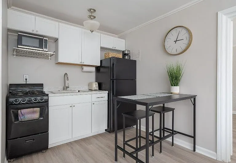 One Bedroom Across From Walking & Biking Trails in Fisher Park - Water & Parking Included — Photo 13