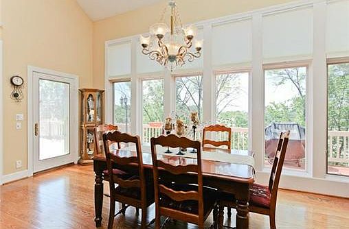 Casual breakfast area.