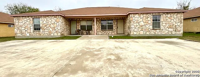 3 bed, 2.0 bath, 1350 sqft, $1,099 — Photo 2