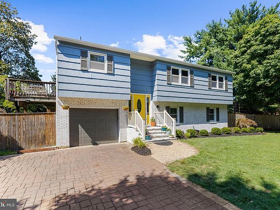 3rd image of 198 W Paddock Cir