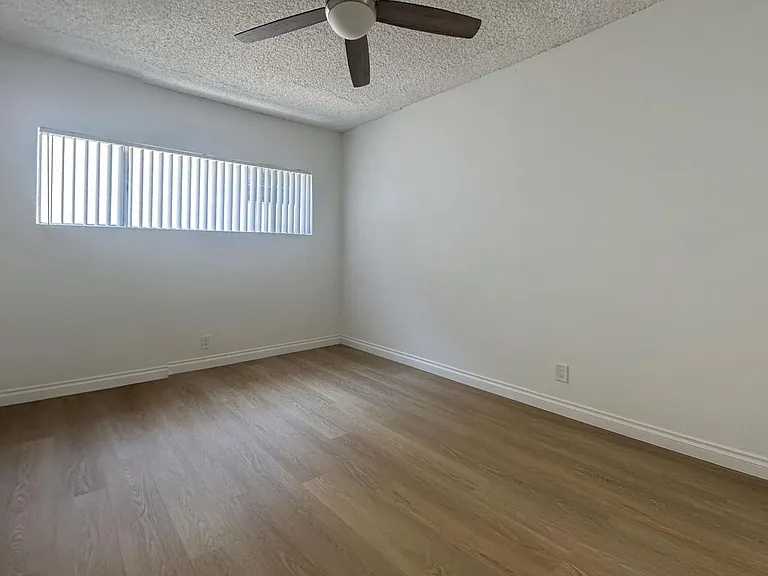 Collins Apts..Gorgeous Newly Remodeled Spacious Units Available..Great Location! — Photo 16