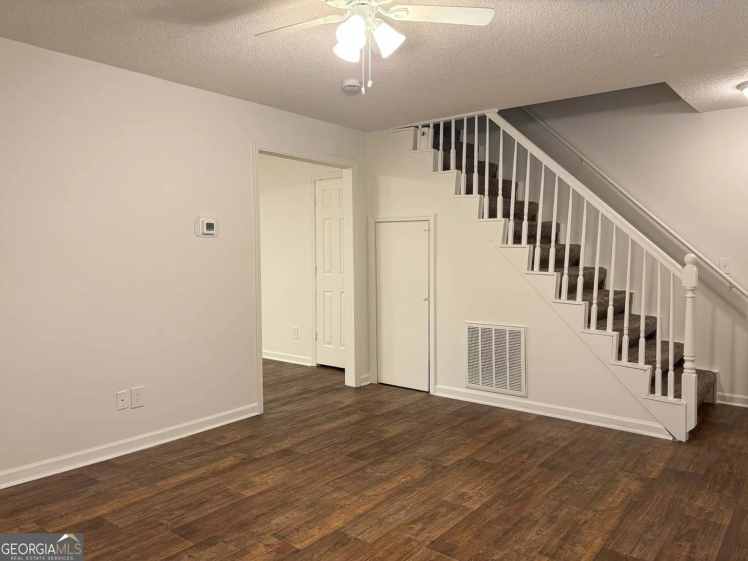 2 bed, 1.0 bath, 1040 sqft, $1,050 — Photo 4