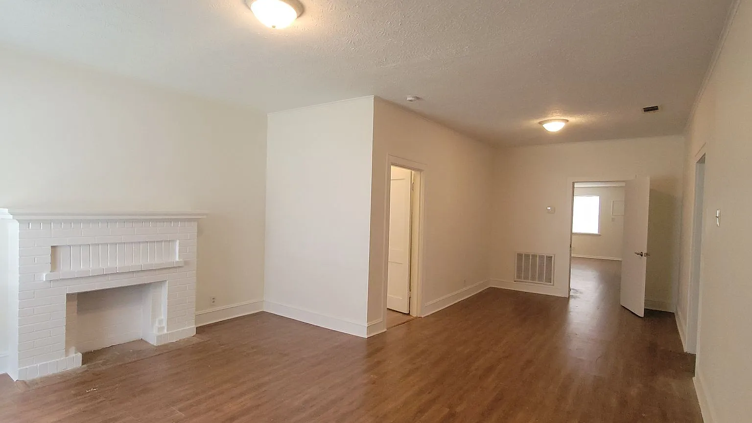 Great 3 bedroom/2 bath home with Oven, Refrigerator, Garage, Central Air & Heat! — Photo 3