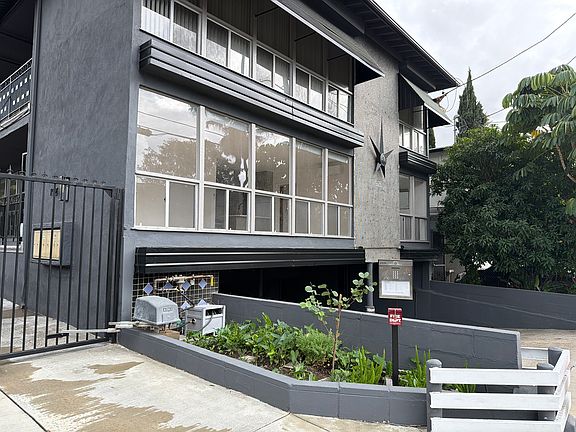 4th image of 1926 N Vista Del Mar Ave APT 2