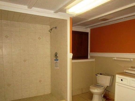 5th image of 1075 Bay Harbor Dr
