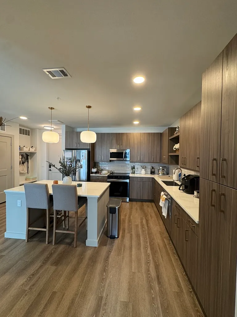 1 bed, 962 sqft, $2,838 — Photo 4
