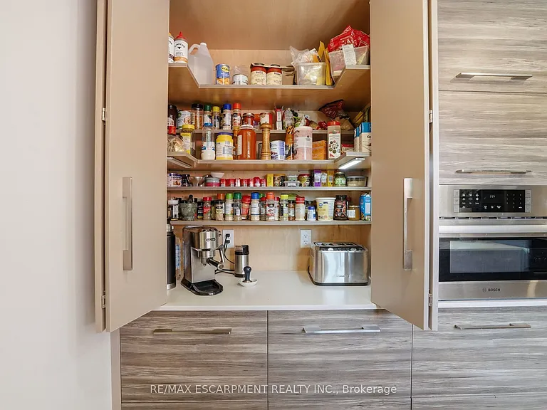 570 Rosedale Cres — Photo 12