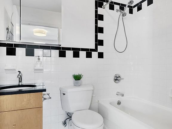 4th image of 714 Sackett St APT 4R