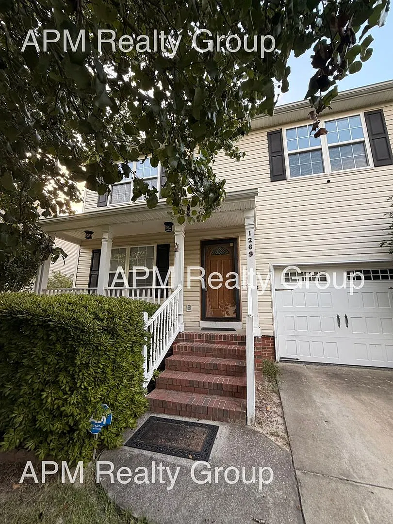 Spacious home with fenced in yard! — Photo 1