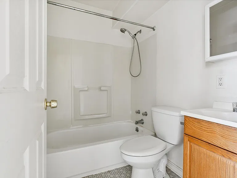 1118 Monroe St #4 — Photo 7