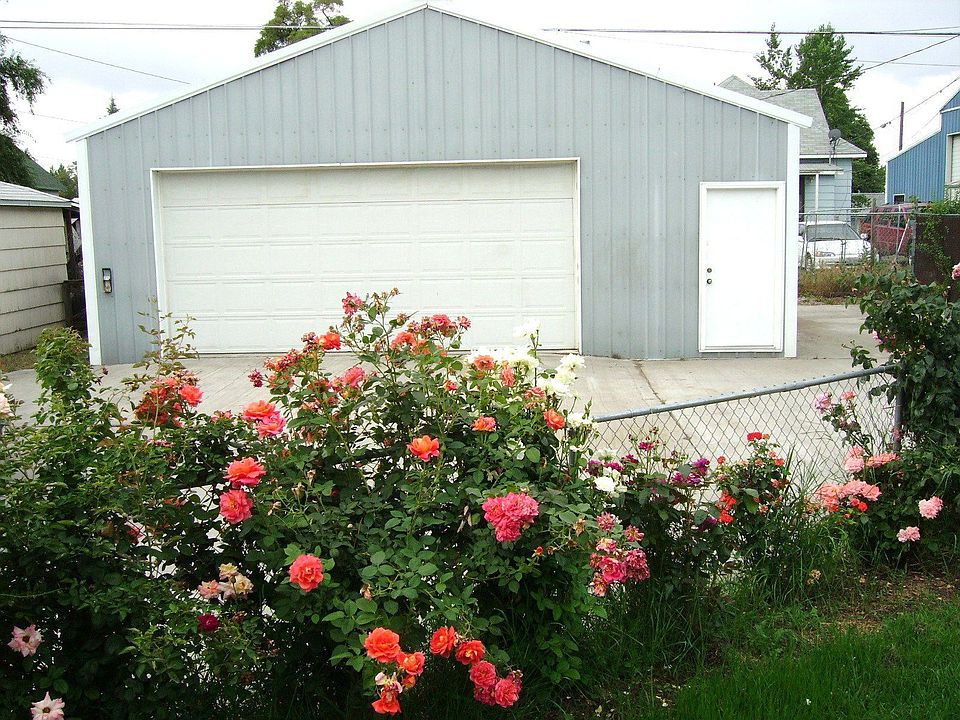 3 Car Garage in back
