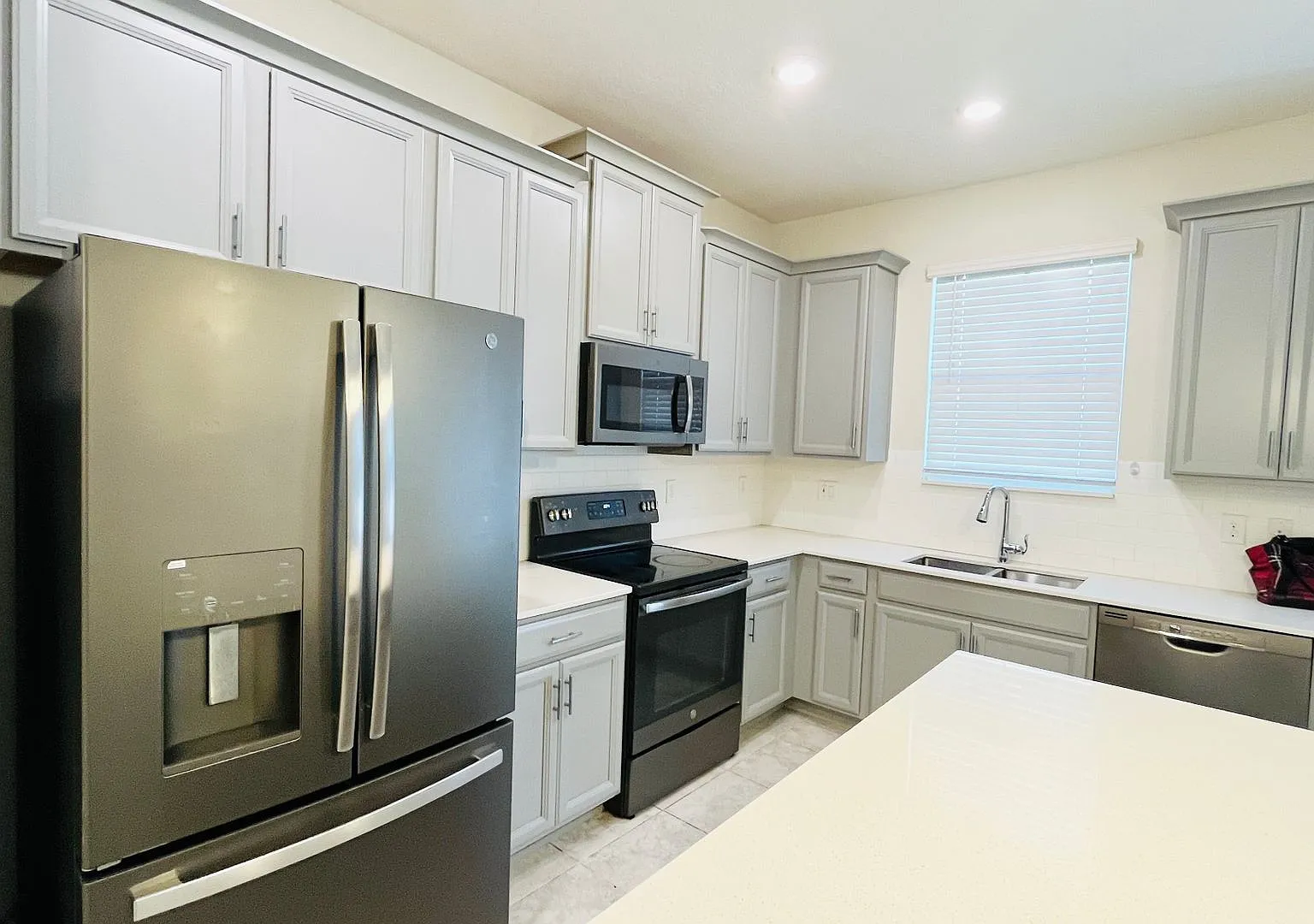 3 Beds 2.5 Baths Townhouse In Storey Lake — Photo 3