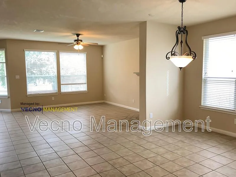 4 bed, 2.0 bath, 1800 sqft, $1,950 — Photo 4