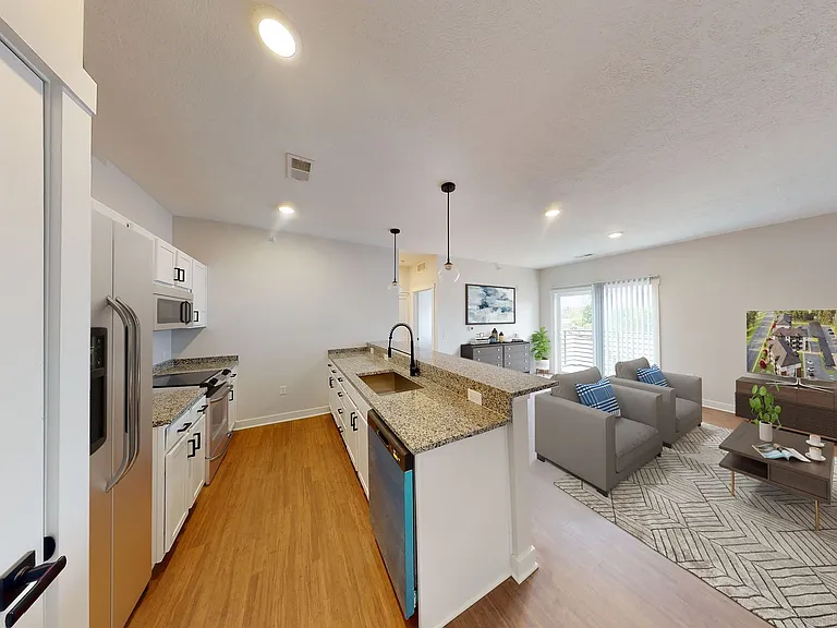 REO Gateway Apartments — Photo 20