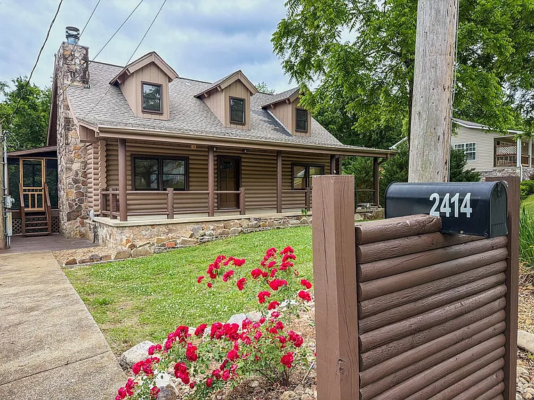 2414 Briggs Ave — Photo 4