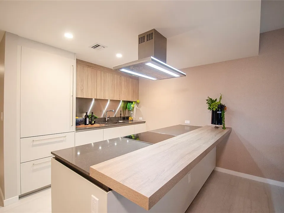 1000 Brickell Plz #4207