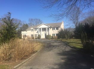 7 Coachmans Ct, Old Westbury, NY 11568
