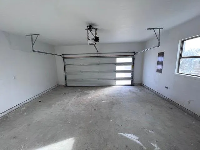 4 bed, 2115 sqft, $2,795 — Photo 3