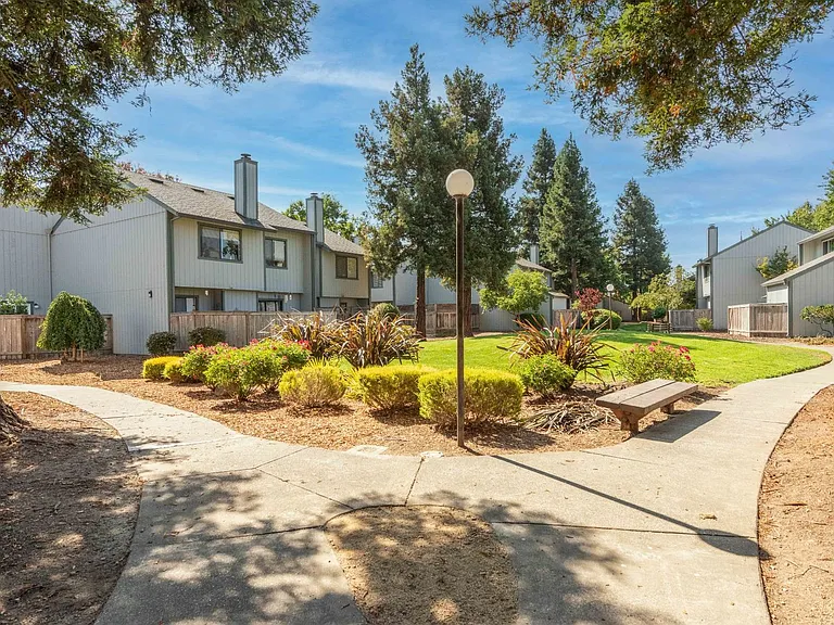 422 Occidental Cir — Photo 20