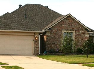 920 SW 38th St, Moore, OK 73160