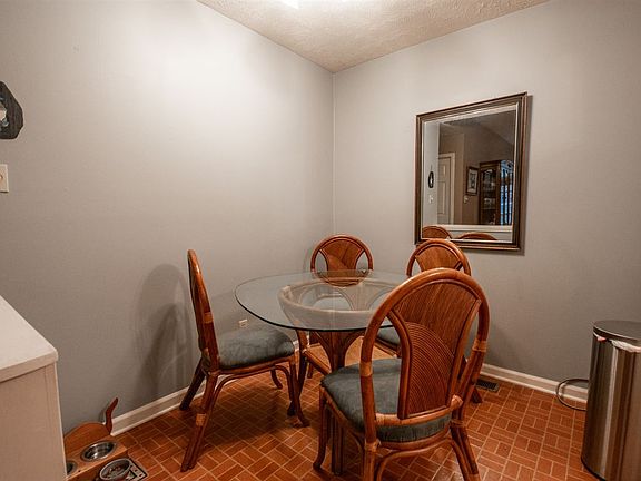4th image of 1104 N Pkwy #51