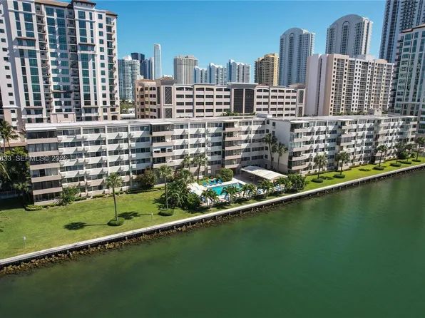 220 Kings Point Dr APT 304, Sunny Isles Beach, FL 33160